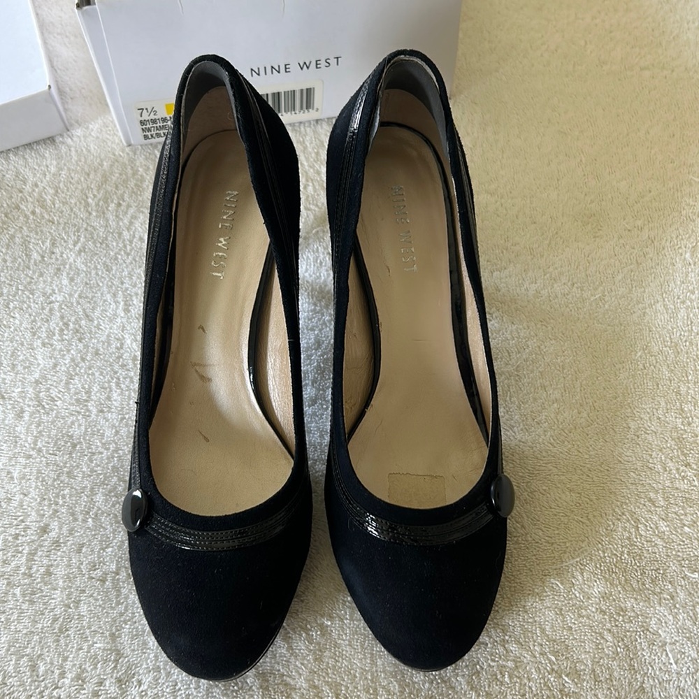 Slightly worn Nine West!!  Great heel, legs look super sexy and long!
